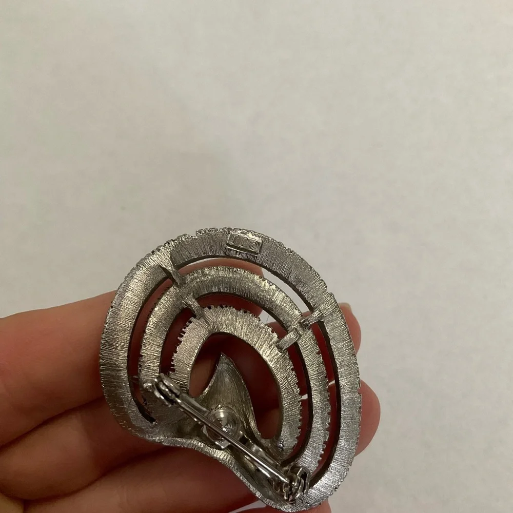 VINTAGE SIGNED‎ JJ JONETTE SILVER TONE ABSTRACT BROOCH
